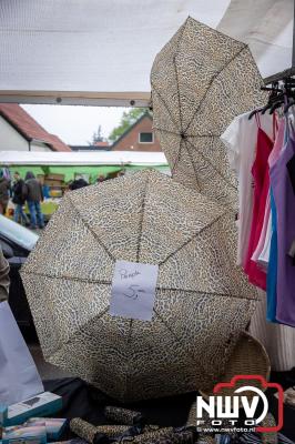 Weer of geen weer: Vlooienmarkt op ’t Harde trekt volop publiek. - © NWVFoto.nl