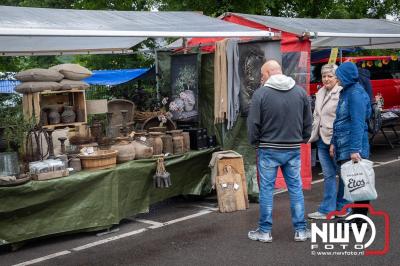 Weer of geen weer: Vlooienmarkt op ’t Harde trekt volop publiek. - © NWVFoto.nl