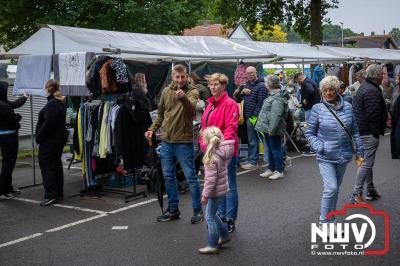 Weer of geen weer: Vlooienmarkt op ’t Harde trekt volop publiek. - © NWVFoto.nl
