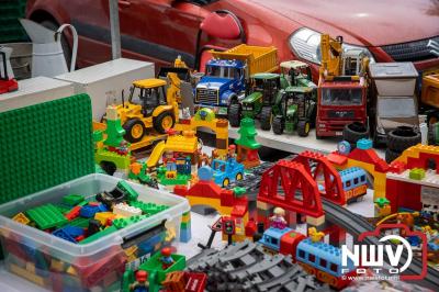 Weer of geen weer: Vlooienmarkt op ’t Harde trekt volop publiek. - © NWVFoto.nl