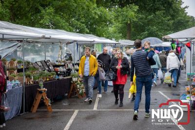 Weer of geen weer: Vlooienmarkt op ’t Harde trekt volop publiek. - © NWVFoto.nl