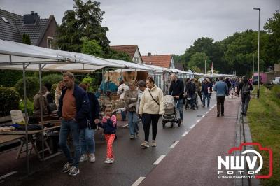Weer of geen weer: Vlooienmarkt op ’t Harde trekt volop publiek. - © NWVFoto.nl
