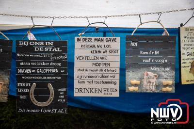 Weer of geen weer: Vlooienmarkt op ’t Harde trekt volop publiek. - © NWVFoto.nl