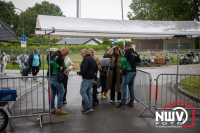 Weer of geen weer: Vlooienmarkt op ’t Harde trekt volop publiek. - © NWVFoto.nl