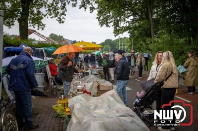 Weer of geen weer: Vlooienmarkt op ’t Harde trekt volop publiek. - © NWVFoto.nl