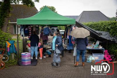 Weer of geen weer: Vlooienmarkt op ’t Harde trekt volop publiek. - © NWVFoto.nl