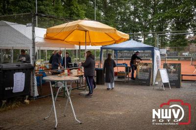 Weer of geen weer: Vlooienmarkt op ’t Harde trekt volop publiek. - © NWVFoto.nl