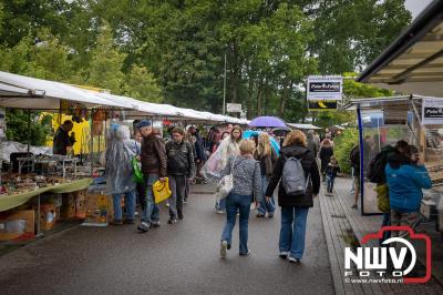 Weer of geen weer: Vlooienmarkt op ’t Harde trekt volop publiek. - © NWVFoto.nl