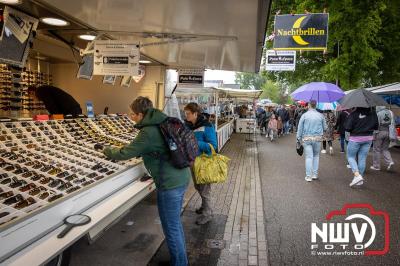 Weer of geen weer: Vlooienmarkt op ’t Harde trekt volop publiek. - © NWVFoto.nl