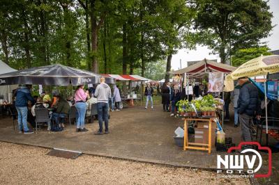Weer of geen weer: Vlooienmarkt op ’t Harde trekt volop publiek. - © NWVFoto.nl