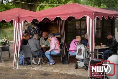 Weer of geen weer: Vlooienmarkt op ’t Harde trekt volop publiek. - © NWVFoto.nl