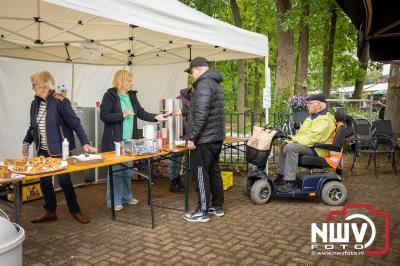 Weer of geen weer: Vlooienmarkt op ’t Harde trekt volop publiek. - © NWVFoto.nl