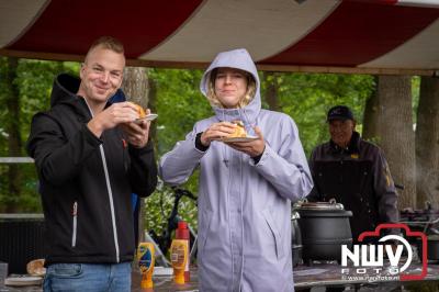 Weer of geen weer: Vlooienmarkt op ’t Harde trekt volop publiek. - © NWVFoto.nl