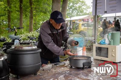 Weer of geen weer: Vlooienmarkt op ’t Harde trekt volop publiek. - © NWVFoto.nl