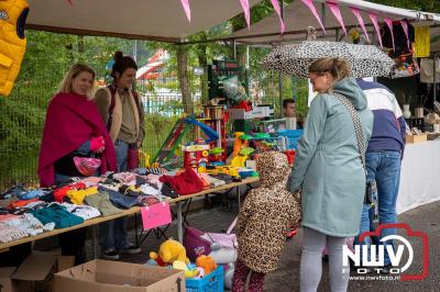 Weer of geen weer: Vlooienmarkt op ’t Harde trekt volop publiek. - © NWVFoto.nl