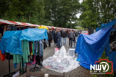 Weer of geen weer: Vlooienmarkt op ’t Harde trekt volop publiek. - © NWVFoto.nl