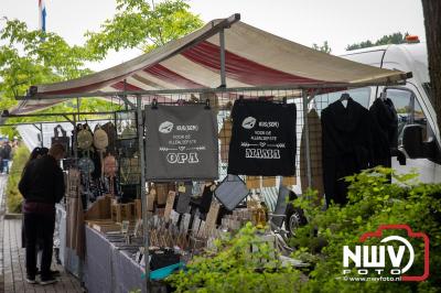 Weer of geen weer: Vlooienmarkt op ’t Harde trekt volop publiek. - © NWVFoto.nl
