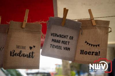 Weer of geen weer: Vlooienmarkt op ’t Harde trekt volop publiek. - © NWVFoto.nl