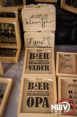 Weer of geen weer: Vlooienmarkt op ’t Harde trekt volop publiek. - © NWVFoto.nl