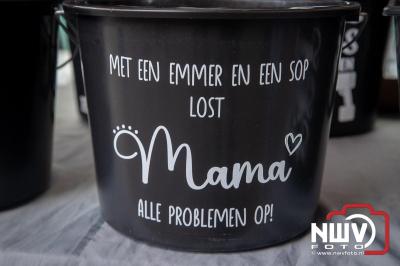 Weer of geen weer: Vlooienmarkt op ’t Harde trekt volop publiek. - © NWVFoto.nl