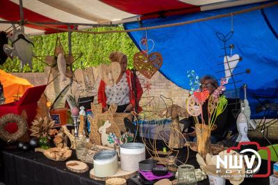 Weer of geen weer: Vlooienmarkt op ’t Harde trekt volop publiek. - © NWVFoto.nl