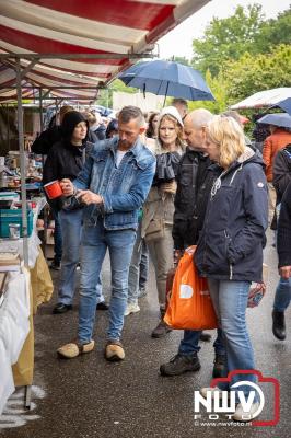 Weer of geen weer: Vlooienmarkt op ’t Harde trekt volop publiek. - © NWVFoto.nl