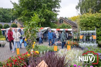 Weer of geen weer: Vlooienmarkt op ’t Harde trekt volop publiek. - © NWVFoto.nl