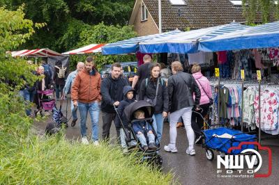 Weer of geen weer: Vlooienmarkt op ’t Harde trekt volop publiek. - © NWVFoto.nl