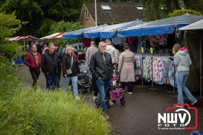 Weer of geen weer: Vlooienmarkt op ’t Harde trekt volop publiek. - © NWVFoto.nl