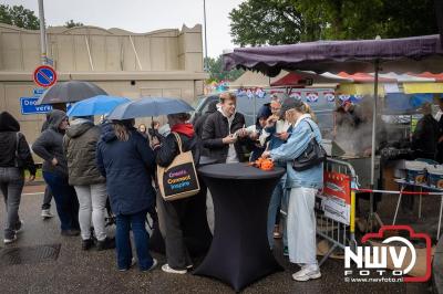 Weer of geen weer: Vlooienmarkt op ’t Harde trekt volop publiek. - © NWVFoto.nl