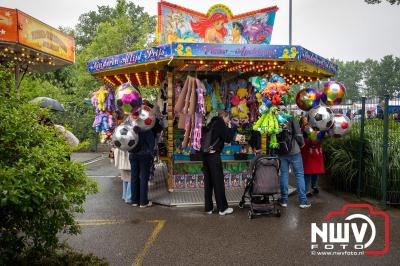 Weer of geen weer: Vlooienmarkt op ’t Harde trekt volop publiek. - © NWVFoto.nl