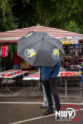 Weer of geen weer: Vlooienmarkt op ’t Harde trekt volop publiek. - © NWVFoto.nl