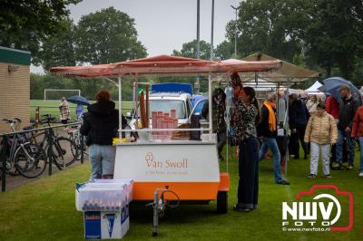Weer of geen weer: Vlooienmarkt op ’t Harde trekt volop publiek. - © NWVFoto.nl