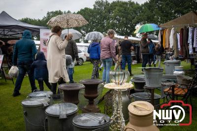 Weer of geen weer: Vlooienmarkt op ’t Harde trekt volop publiek. - © NWVFoto.nl