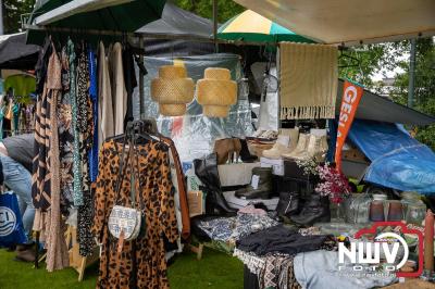 Weer of geen weer: Vlooienmarkt op ’t Harde trekt volop publiek. - © NWVFoto.nl