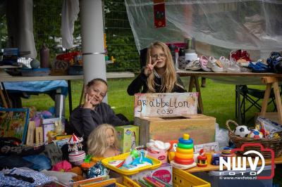 Weer of geen weer: Vlooienmarkt op ’t Harde trekt volop publiek. - © NWVFoto.nl