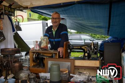 Weer of geen weer: Vlooienmarkt op ’t Harde trekt volop publiek. - © NWVFoto.nl