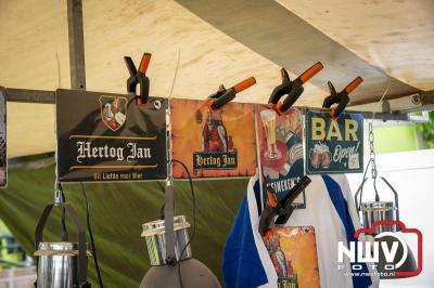 Weer of geen weer: Vlooienmarkt op ’t Harde trekt volop publiek. - © NWVFoto.nl