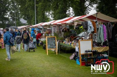 Weer of geen weer: Vlooienmarkt op ’t Harde trekt volop publiek. - © NWVFoto.nl