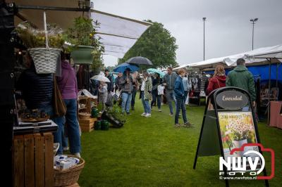 Weer of geen weer: Vlooienmarkt op ’t Harde trekt volop publiek. - © NWVFoto.nl
