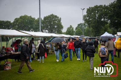 Weer of geen weer: Vlooienmarkt op ’t Harde trekt volop publiek. - © NWVFoto.nl