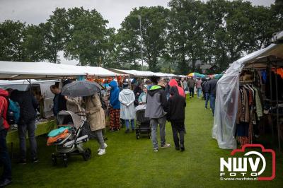 Weer of geen weer: Vlooienmarkt op ’t Harde trekt volop publiek. - © NWVFoto.nl