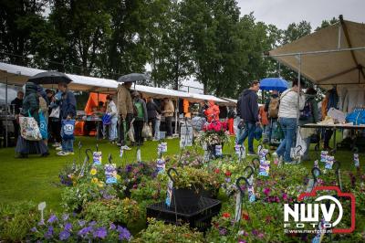 Weer of geen weer: Vlooienmarkt op ’t Harde trekt volop publiek. - © NWVFoto.nl