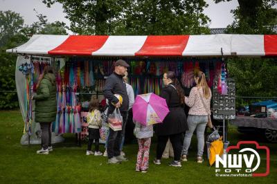 Weer of geen weer: Vlooienmarkt op ’t Harde trekt volop publiek. - © NWVFoto.nl