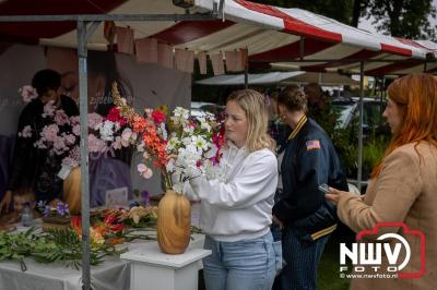 Weer of geen weer: Vlooienmarkt op ’t Harde trekt volop publiek. - © NWVFoto.nl