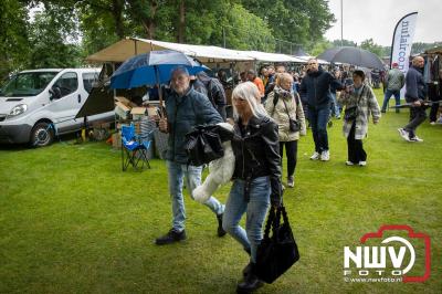 Weer of geen weer: Vlooienmarkt op ’t Harde trekt volop publiek. - © NWVFoto.nl
