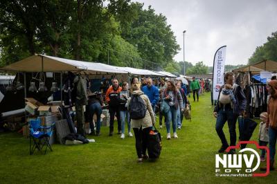 Weer of geen weer: Vlooienmarkt op ’t Harde trekt volop publiek. - © NWVFoto.nl