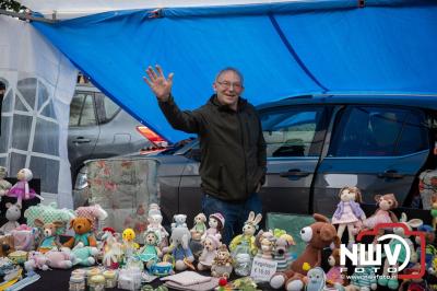 Weer of geen weer: Vlooienmarkt op ’t Harde trekt volop publiek. - © NWVFoto.nl
