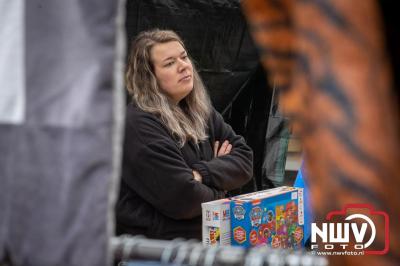 Weer of geen weer: Vlooienmarkt op ’t Harde trekt volop publiek. - © NWVFoto.nl