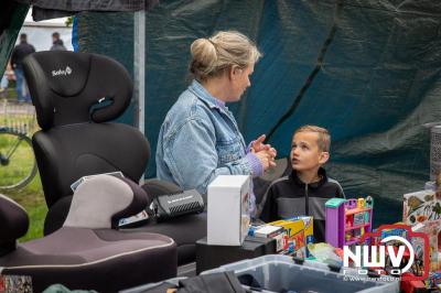 Weer of geen weer: Vlooienmarkt op ’t Harde trekt volop publiek. - © NWVFoto.nl